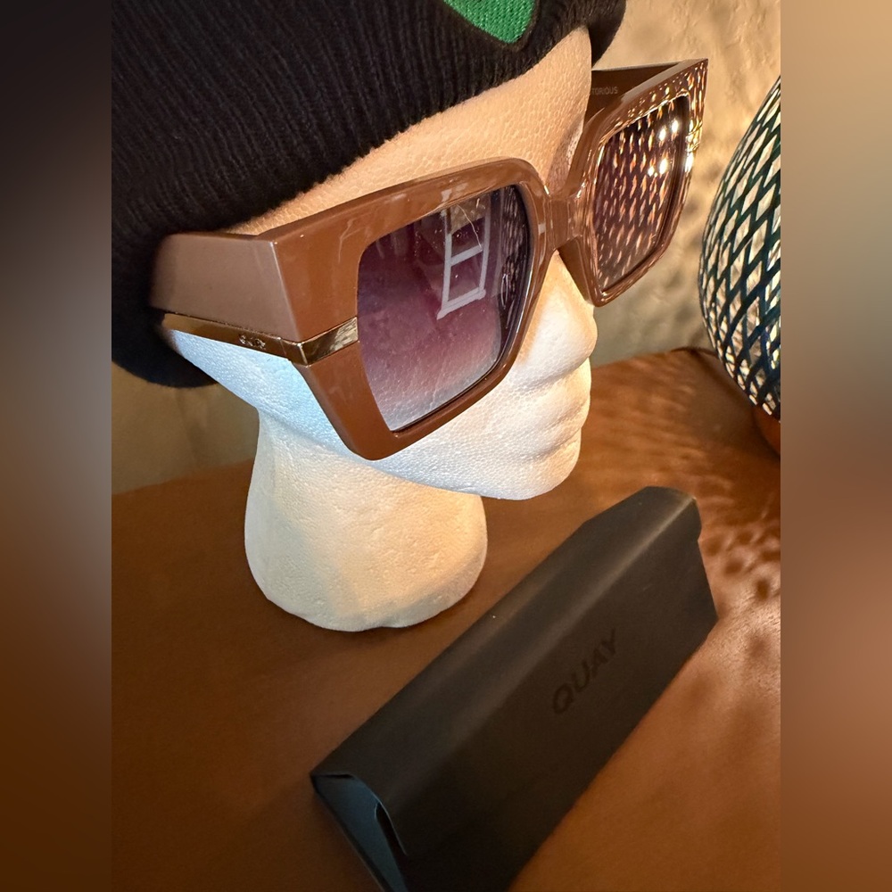 Quay Australia Tan Gradient Sunglasses with Case - Picture 7 of 7